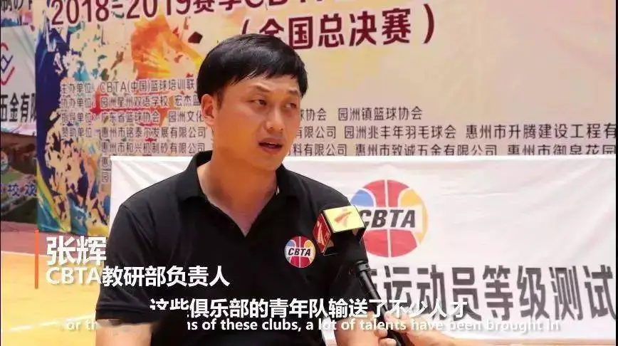 老年人如何安全地进行篮球接球训练?_2